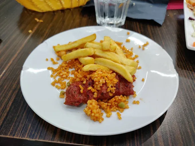 Adana, boulgour et frites