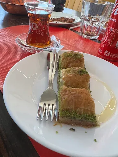 Baklavas à la pistache et thé turc