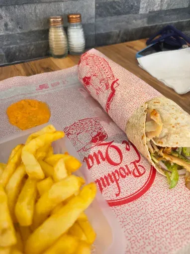 Galette kebab roulée avec frites et sauce