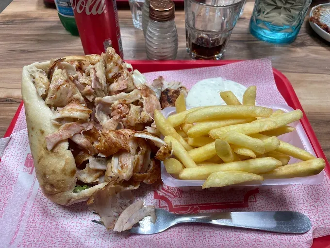 Kebab pain garni, frites et sauce blanche