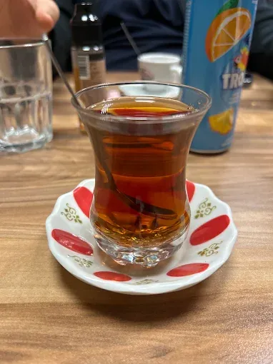 Thé turc servi dans un verre tulipe