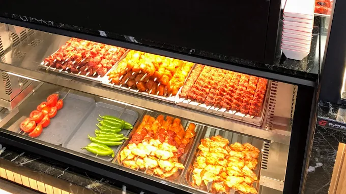 Brochettes de poulet, d'agneau et d'adana marinées en vitrine