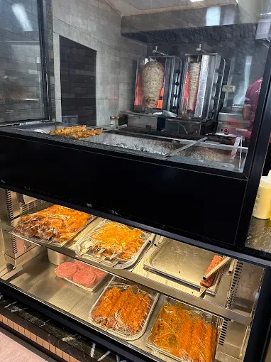 Les broches de döner kebab au-dessus de la vitrine