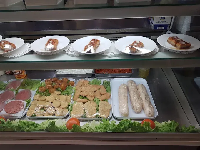 Vitrine des burgers, nuggets et desserts
